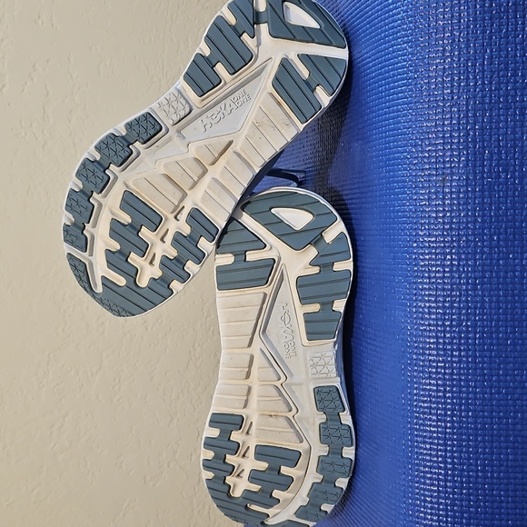 Hoka One One - Graviota 4, Size 8.5 D (Wide) - Picture 5 of 15